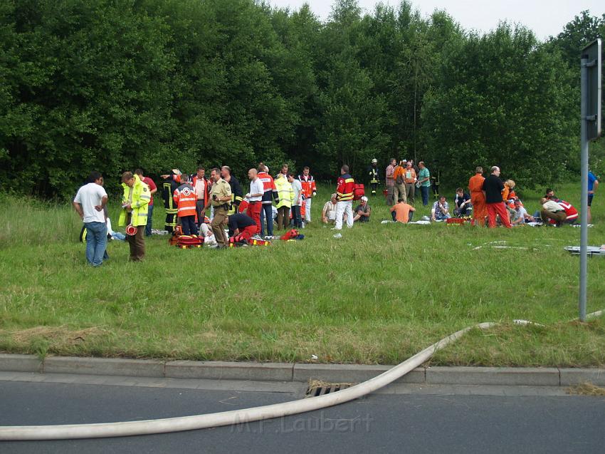 Schwerer Unfall mit Reisebus Lohmar Donrather Dreieck P040.JPG